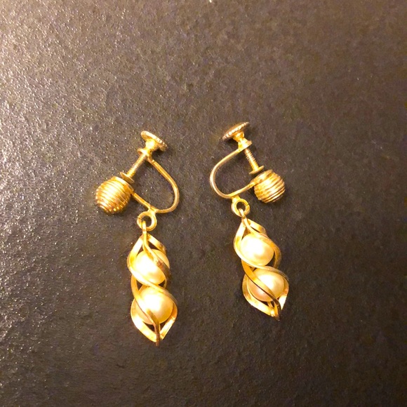S.A.C vintage pearl earrings caged in gold swirl - Picture 2 of 3